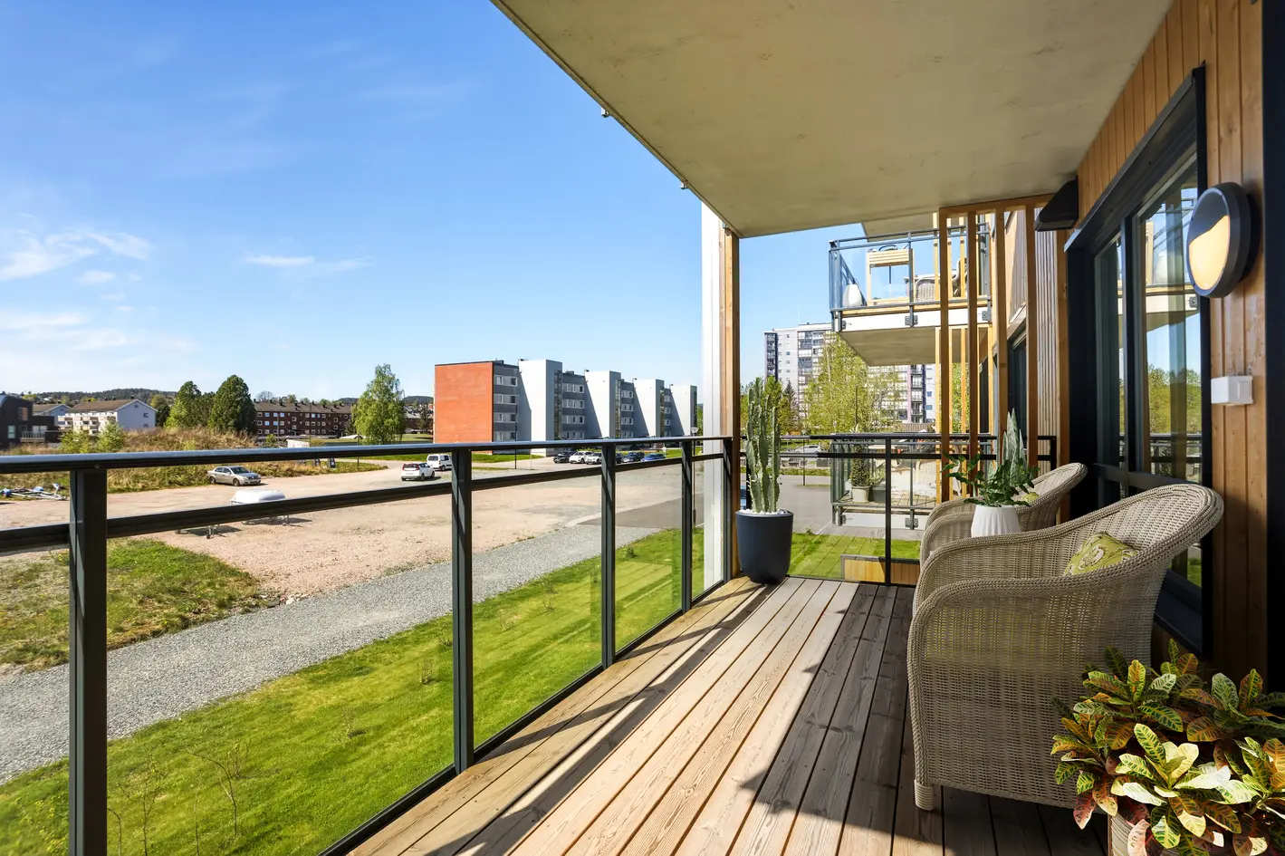 Flott 3-roms leilighet med privat solrik balkong på ene siden og Middelhavshage på andre siden - ja takk, begge deler!, skien