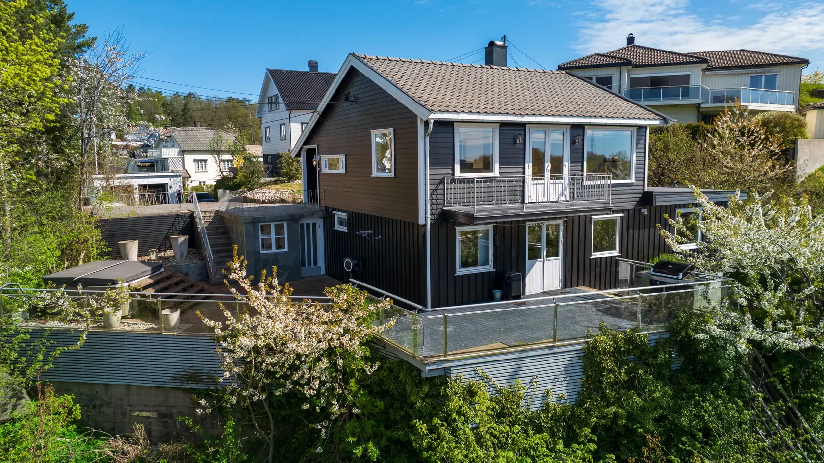 Flott enebolig på utsiktstomt - barnevennlig - gode solforhold - oppgradert den senere tid - sentrumsnært, arendal