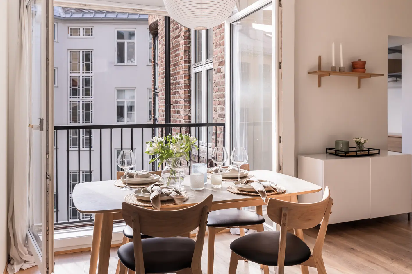 Lys og delikat 2-roms med snekkerbygget kjøkken, fransk balkong og heis. Felles takterrasse og lave felleskostnader. photo 2