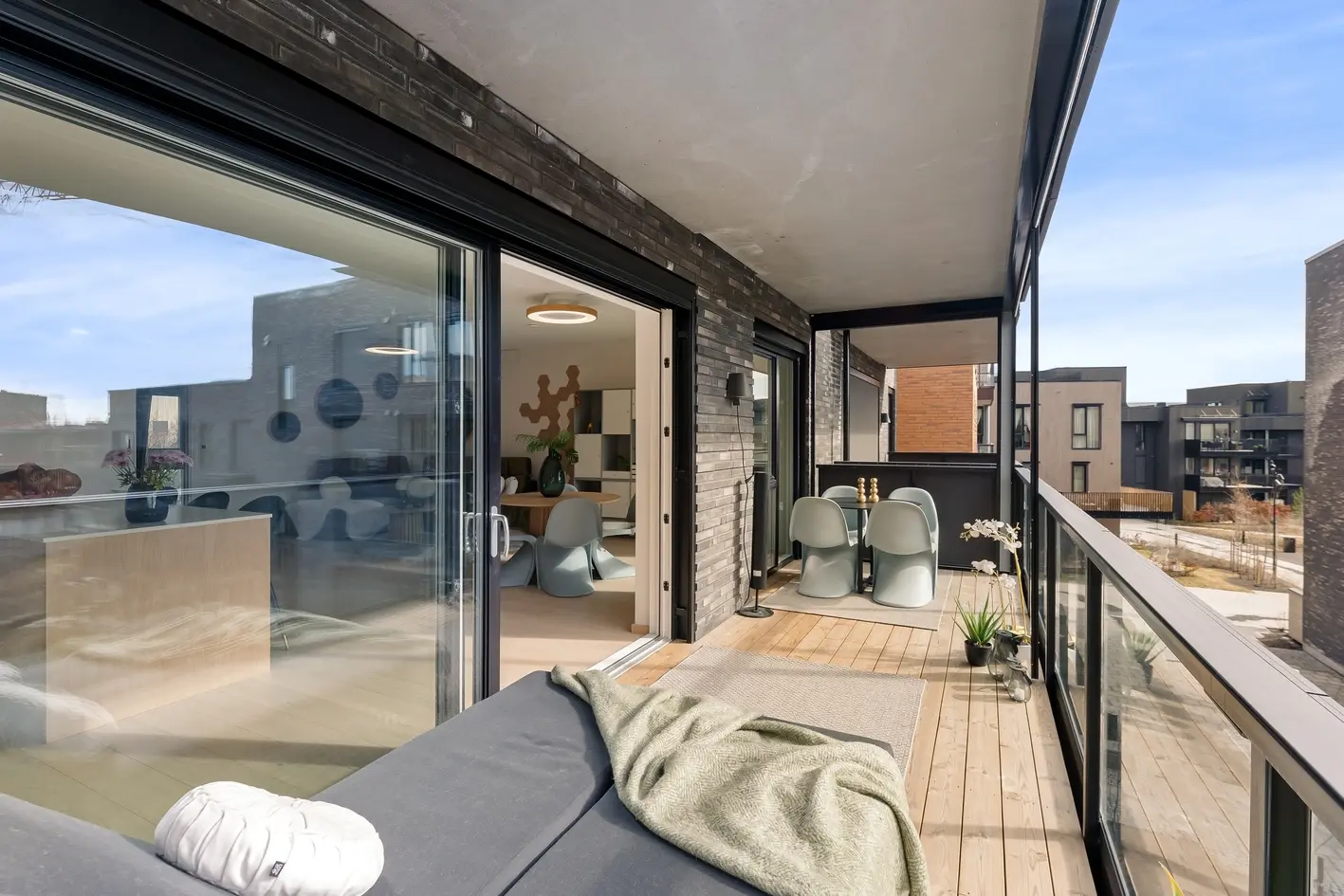 Lekker, romslig 4-roms. 2 store bad + vaskerom. Ny 2024, tilvalg. Ikke dok.avg./fellesgjeld. Balkong 14m². Garasjeplass. photo 2