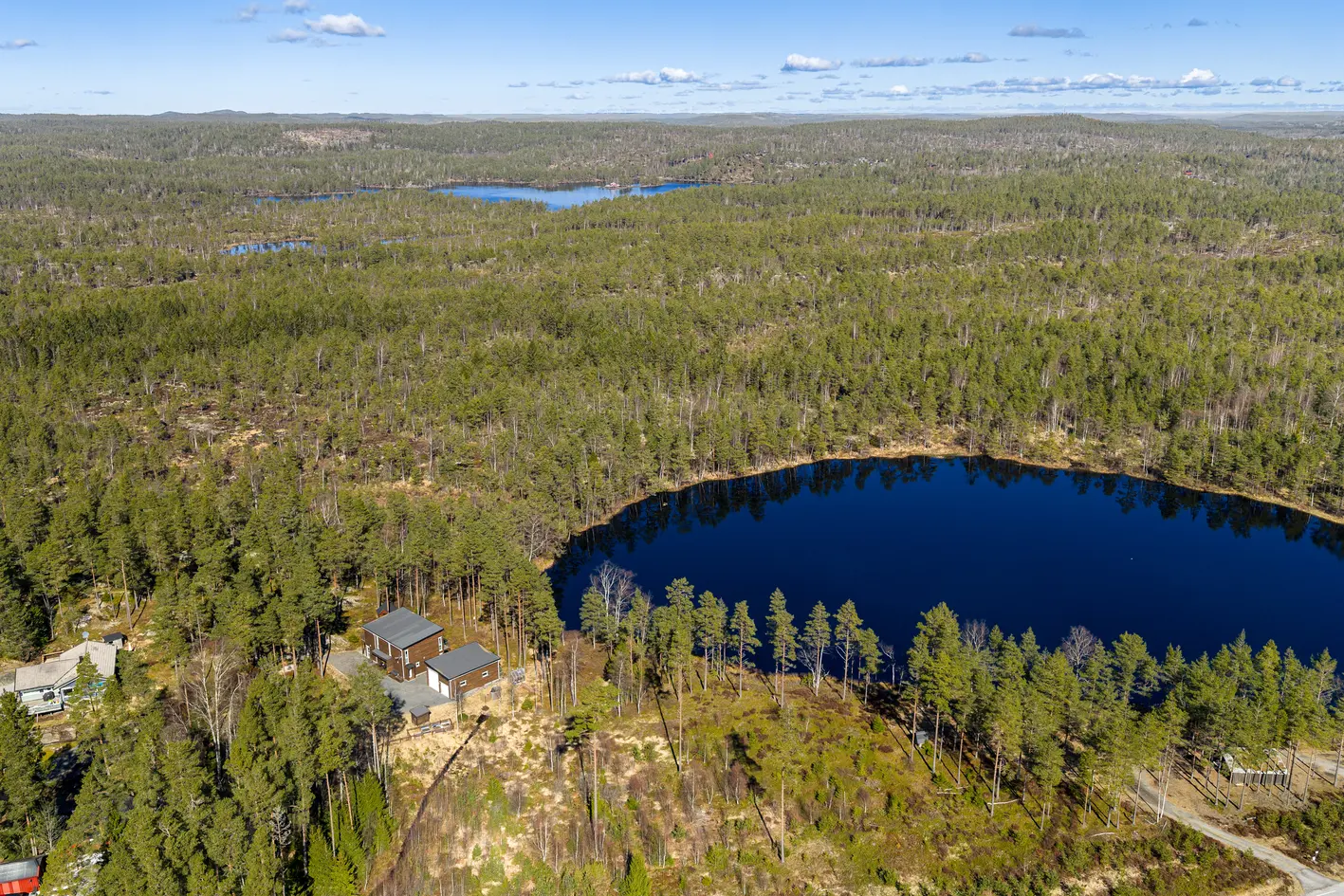Unik og eksklusiv bolig fra 2019 med idyllisk beliggenhet ved Lindtjern og høy bokomfort - HEIS OG BOBILGARASJE! photo 3