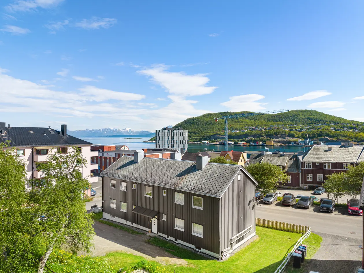 HARSTAD SENTRUM | Tiltalende 3-roms selveierleilighet med parkering | God lagring med 2 boder | Gangavstand til alt! photo 3