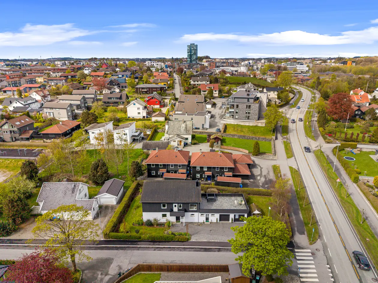 Hel tomannsbolig med sentral og attraktiv beliggenhet på Rosseland. Flotte uteområder med gode solforhold. 
