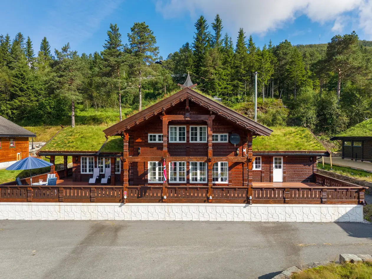KVAMSKOGEN - Stor og innbydende fritidsbolig med 5 soverom og garasje. Fantastisk utsikt og stor sørvendt terrasse