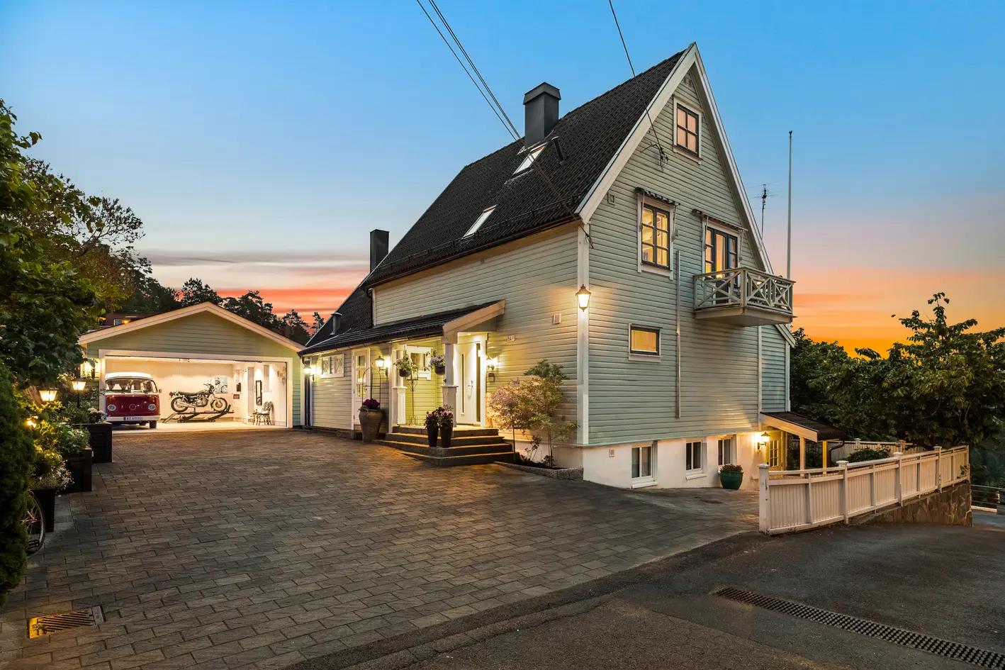 Stor, klassisk enebolig fra 1929 med flotte uteområder og utsyn. Dobbel garasje. Egen inngang til kjeller.