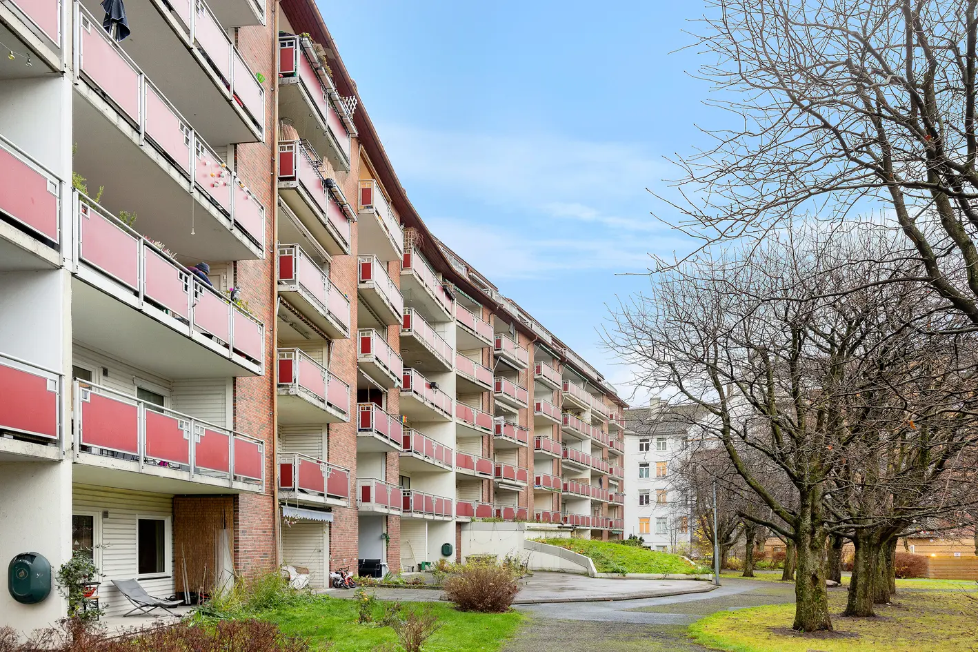 Stor og gjennomgående 4-roms m/balkong og garasjeplass! God planløsning | 3 soverom | 2 bad | Separat kjøkken | Heis photo 1