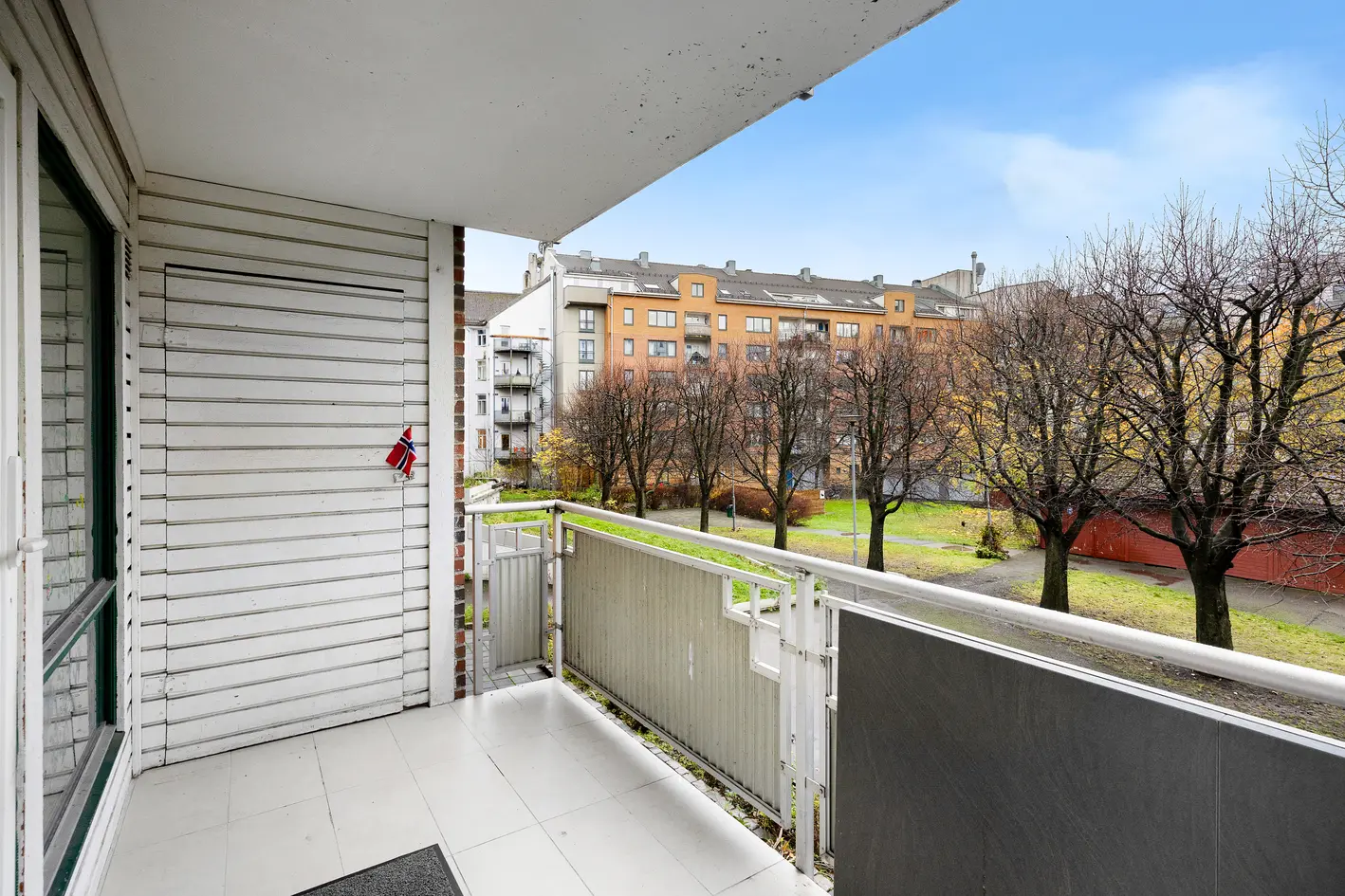 Stor og gjennomgående 4-roms m/balkong og garasjeplass! God planløsning | 3 soverom | 2 bad | Separat kjøkken | Heis photo 2