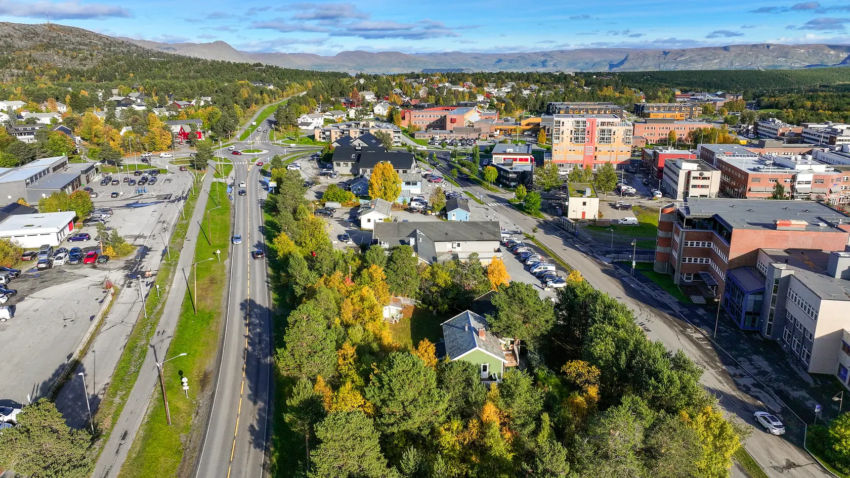 Hel tomannsbolig med beliggenhet midt i Alta Sentrum - Stor tomt - Carport photo 3