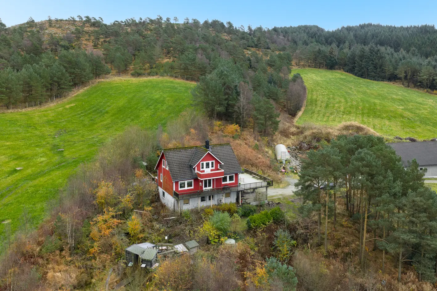 Velkommen til Seterbøvegen 44 - Skogseiendom med bolighus, utleiehus og nyere grisehus  photo 4