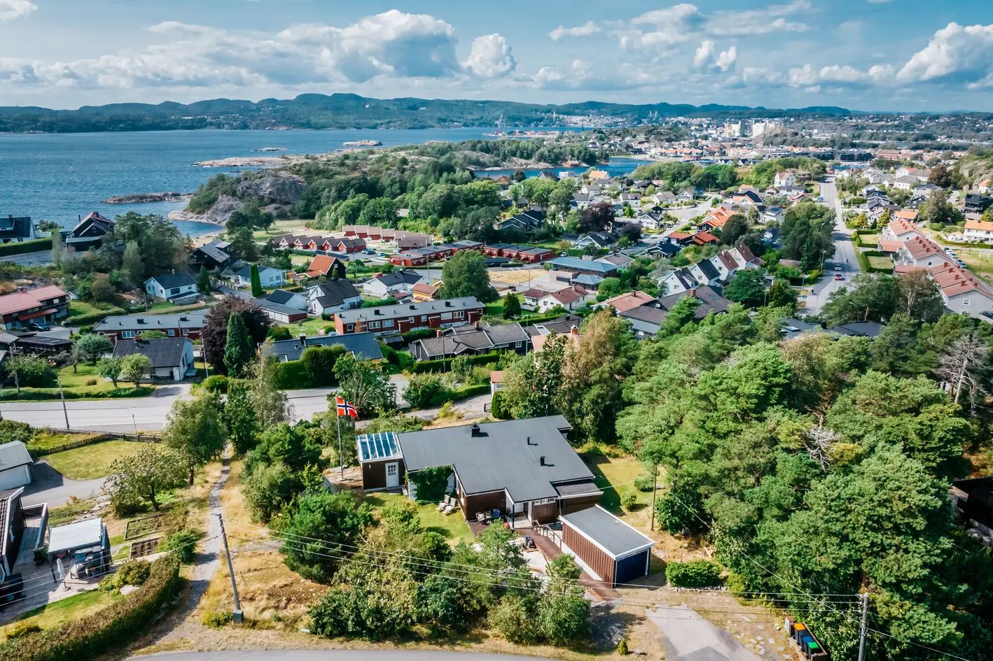 Arkitekttegnet funkishus på fantastisk tomt med sol fra morgen til kveld og vidstrakt utsikt - Mulig utvikling* -Garasje photo 2