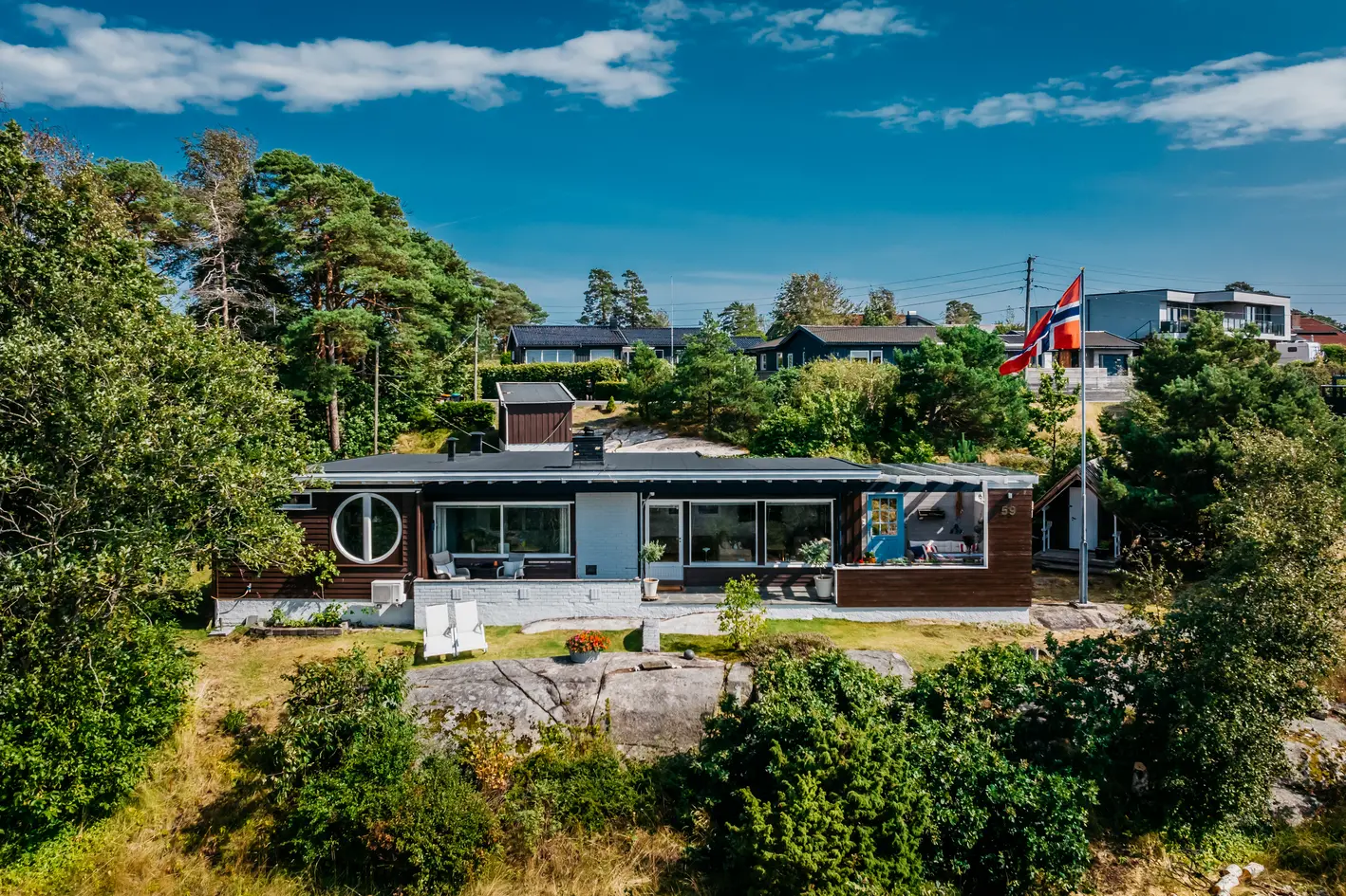 Arkitekttegnet funkishus på fantastisk tomt med sol fra morgen til kveld og vidstrakt utsikt - Mulig utvikling* -Garasje photo 3
