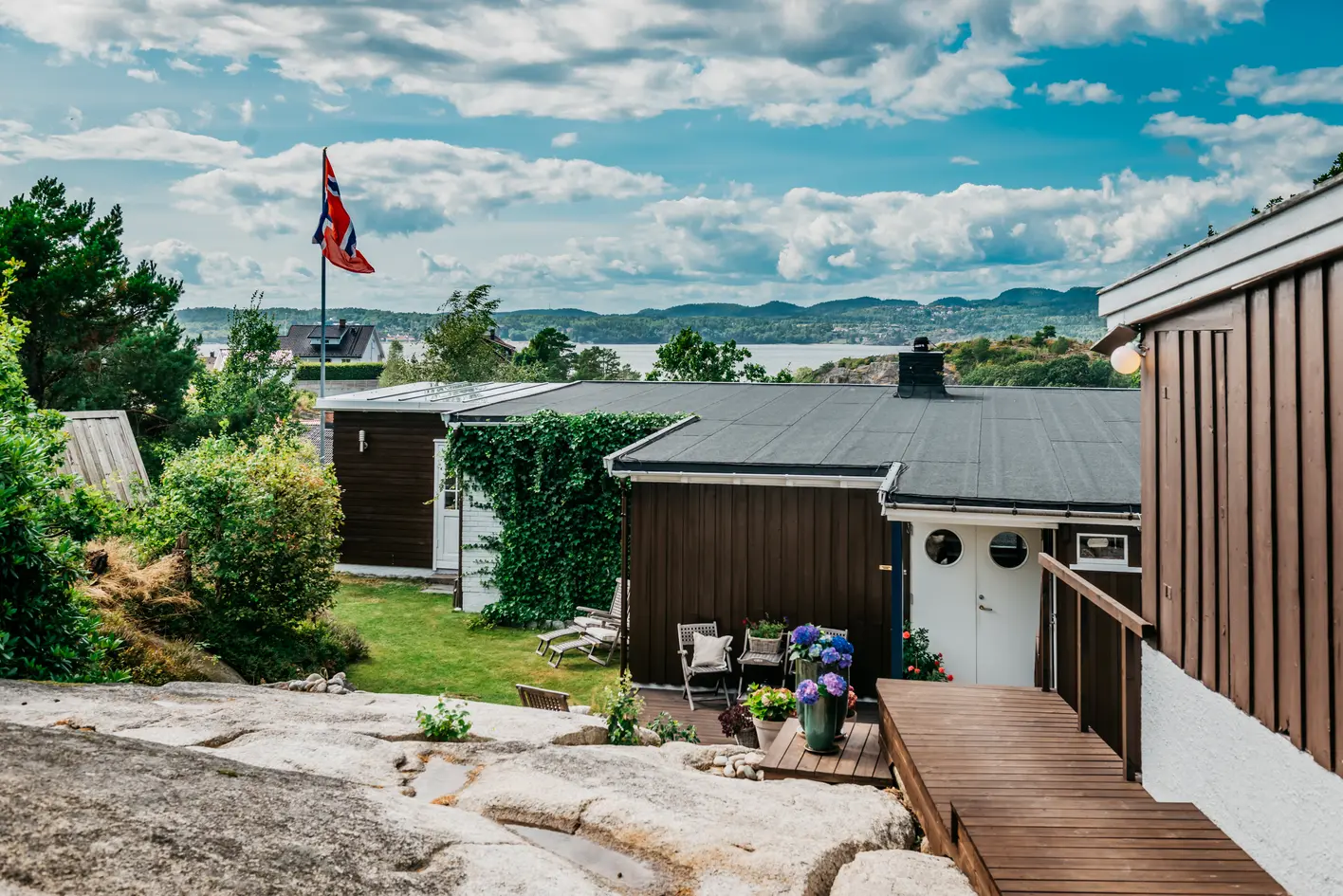 Arkitekttegnet funkishus på fantastisk tomt med sol fra morgen til kveld og vidstrakt utsikt - Mulig utvikling* -Garasje photo 5