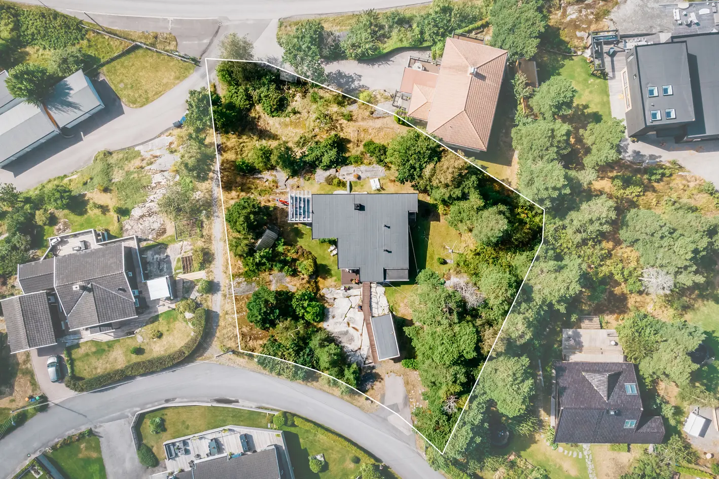 Arkitekttegnet funkishus på fantastisk tomt med sol fra morgen til kveld og vidstrakt utsikt - Mulig utvikling* -Garasje photo 4