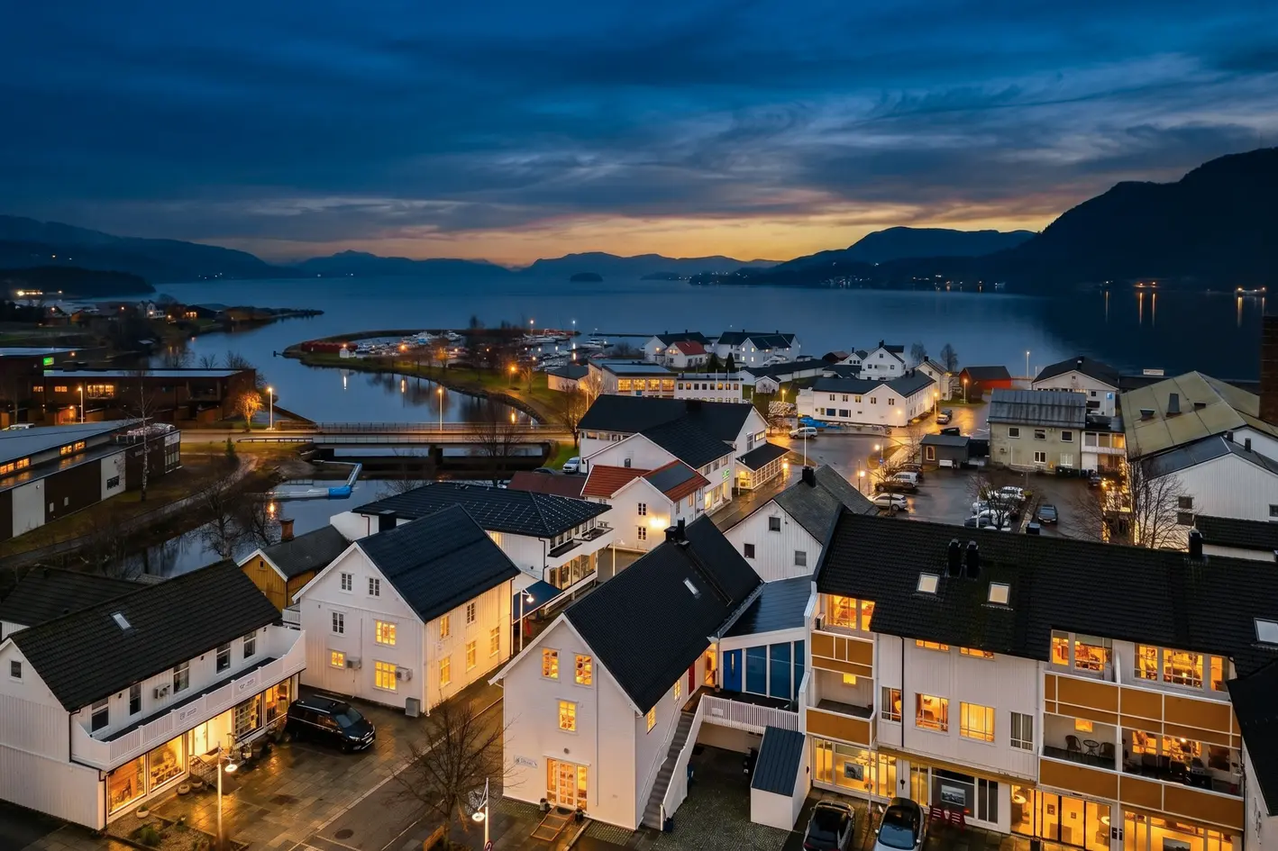 Stilren og moderne 3-roms selveier over to plan på 89m² midt i sentrum av Kyrksæterøra. Flott kjøkken og bad fra 2016. photo 1