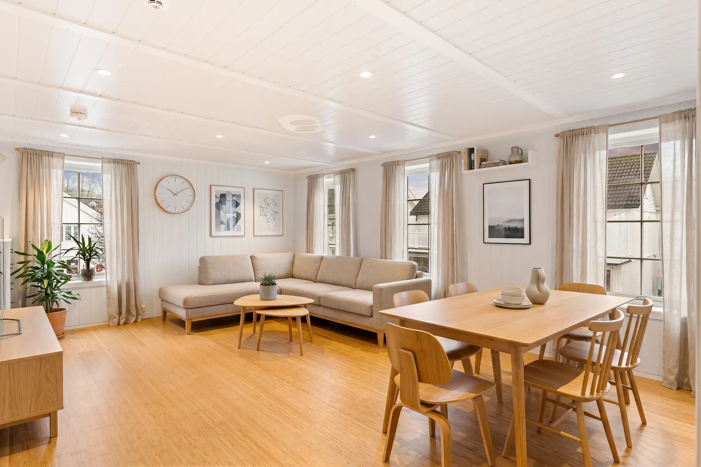 Stilren og moderne 3-roms selveier over to plan på 89m² midt i sentrum av Kyrksæterøra. Flott kjøkken og bad fra 2016. photo 4