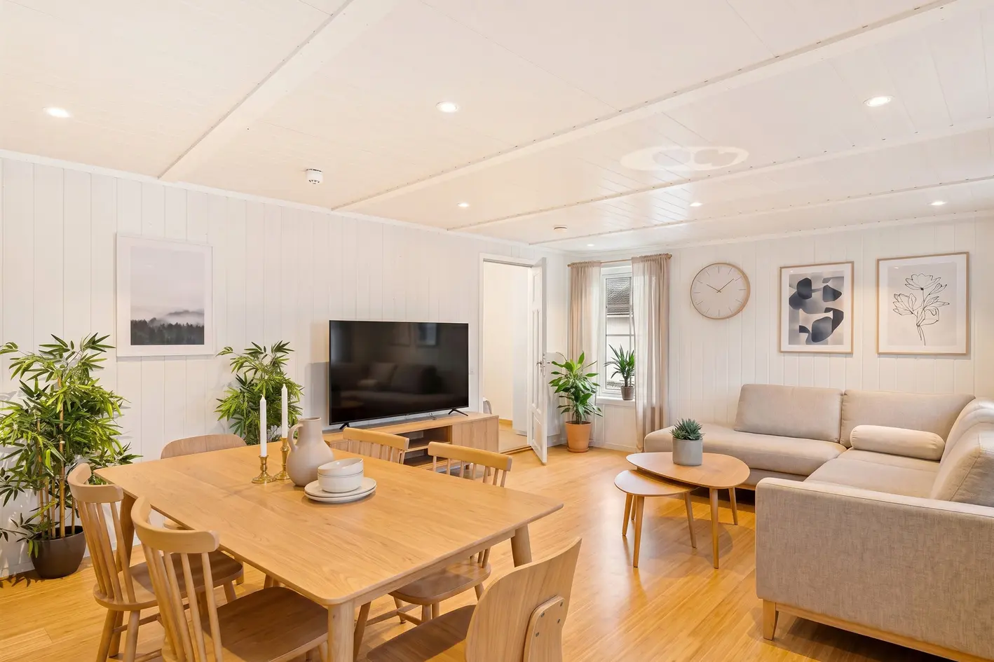Stilren og moderne 3-roms selveier over to plan på 89m² midt i sentrum av Kyrksæterøra. Flott kjøkken og bad fra 2016. photo 5