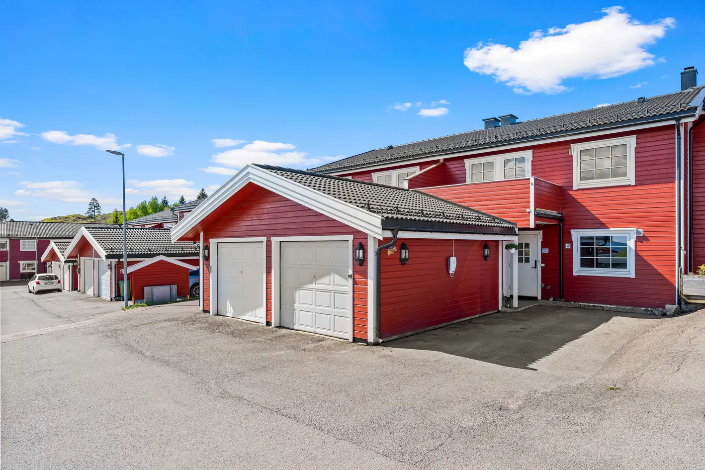 Innholdsrik familiebolig fra 2001 - Garasje - Peis - Uteplasser på 44m² - Attraktiv og barnevennlig beliggenhet - View 3
