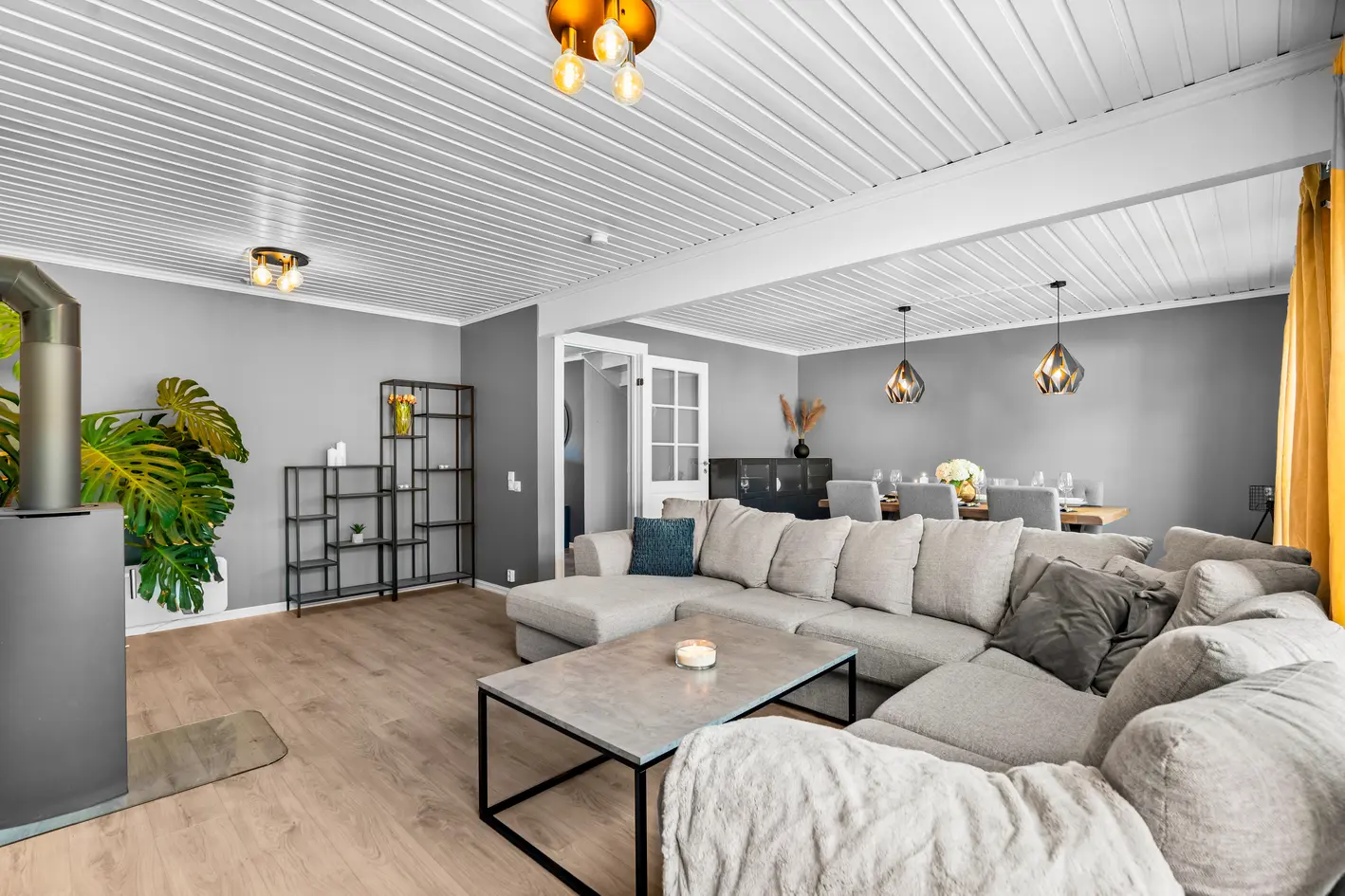 Innholdsrik familiebolig fra 2001 - Garasje - Peis - Uteplasser på 44m² - Attraktiv og barnevennlig beliggenhet - More