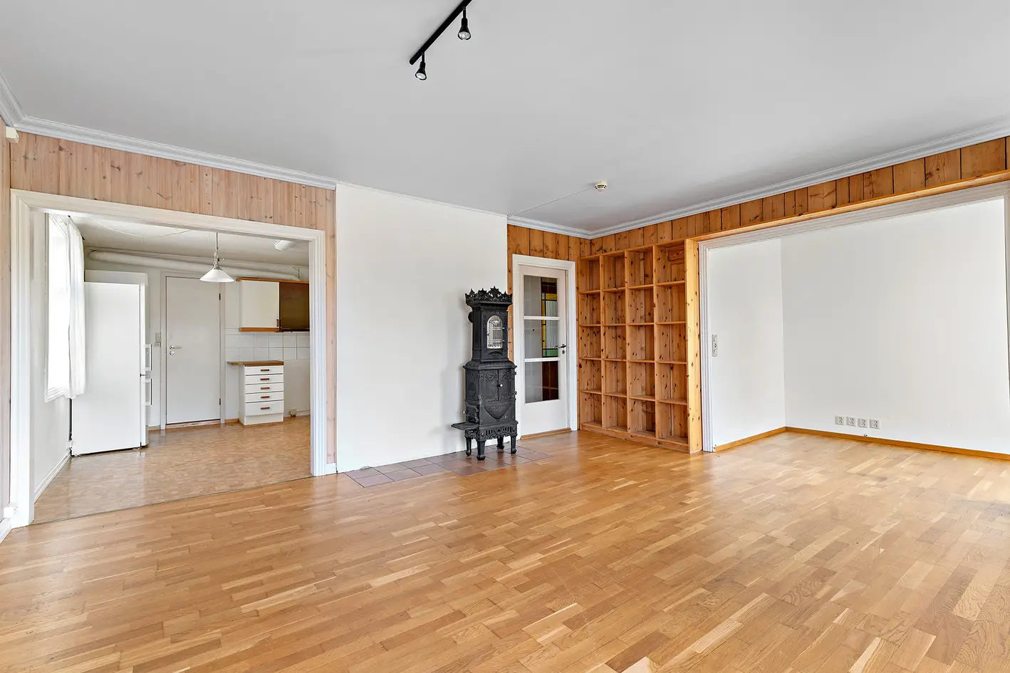 NY PRIS! Stor, innholdsrik og sjarmerende halvpart av horisontaldelt tomannsbolig | Sentralt i Molde | Oppussingsbehov photo 4