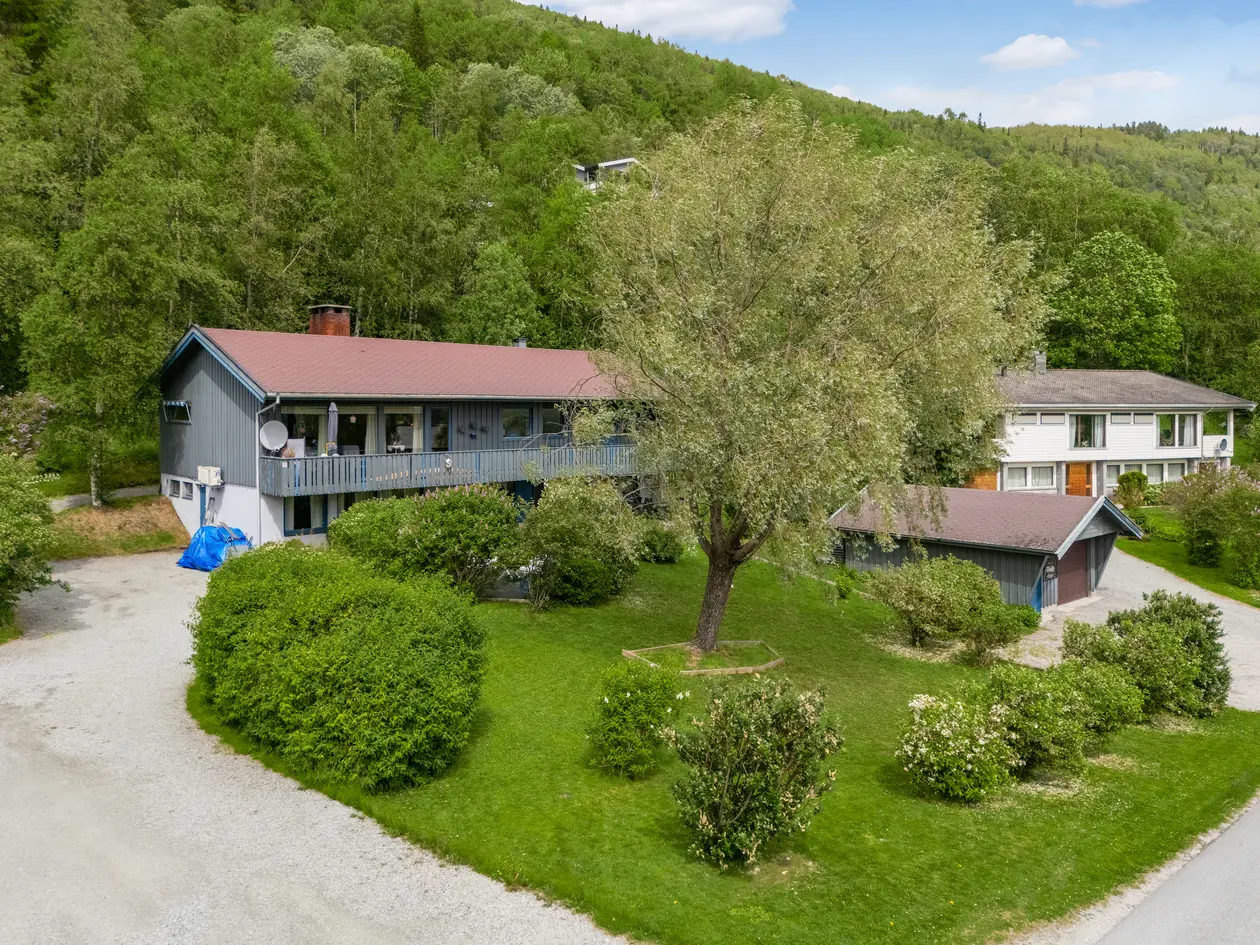Sentralt beliggende enebolig med flott utsikt - 4 soverom  og 2 bad - Stor og pent opparbeidet tomt - Garasje photo 3