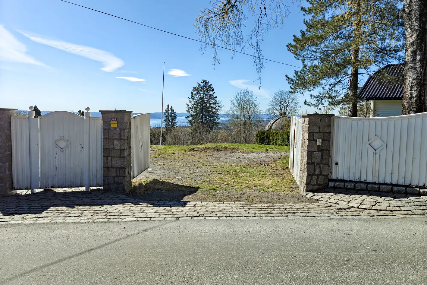 Områdets flotteste tomt på 2 456,90 m².  Ubebygd med panoramautsikt mot fjorden. Solrikt mot syd/sydvest. En sjeldenhet. photo 3