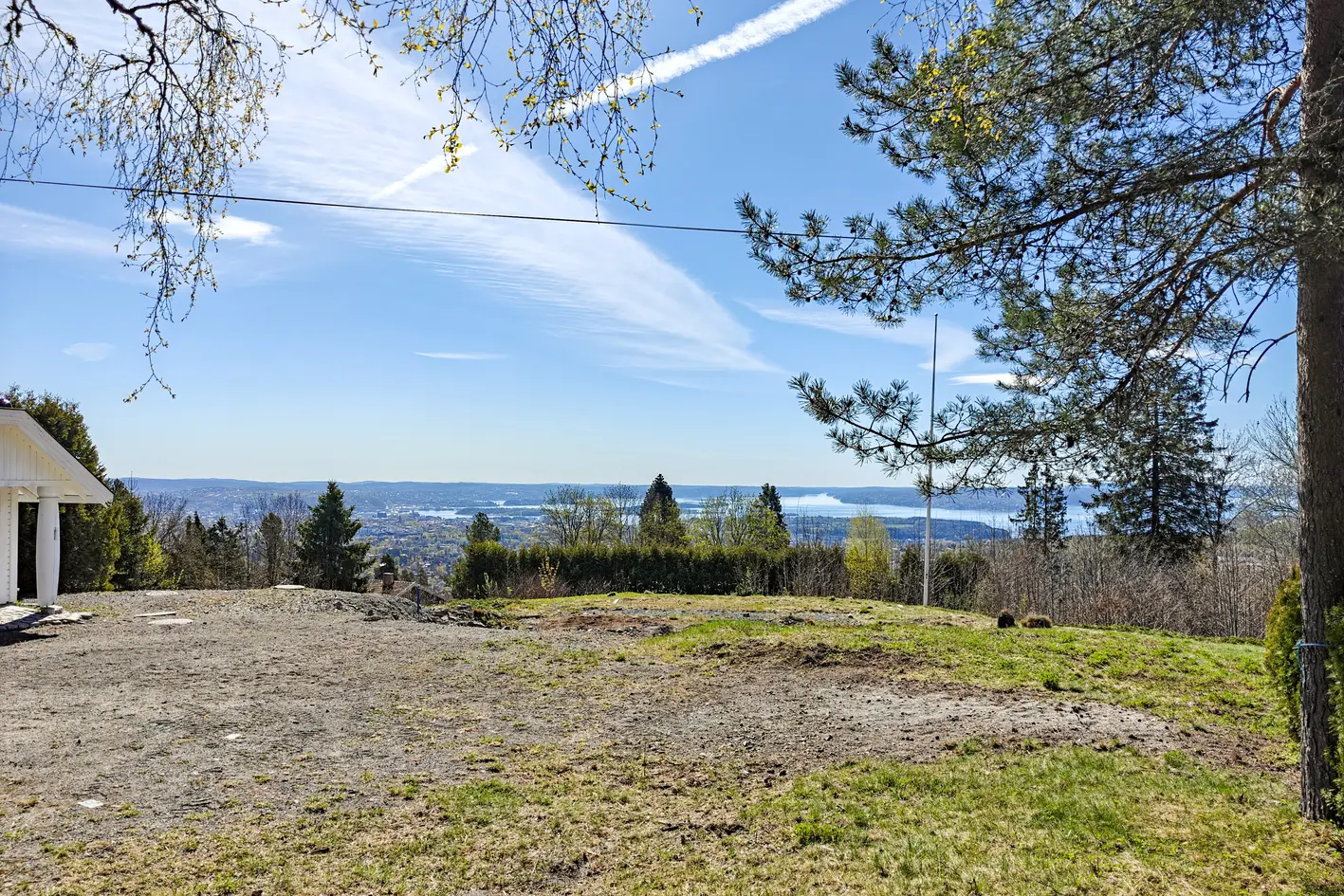 Områdets flotteste tomt på 2 456,90 m².  Ubebygd med panoramautsikt mot fjorden. Solrikt mot syd/sydvest. En sjeldenhet.