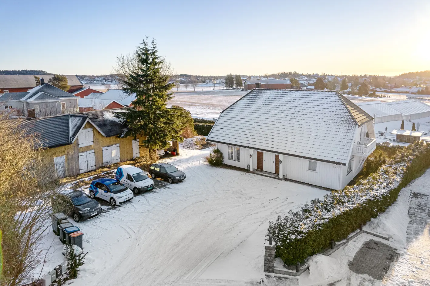 BUD INNKOMMET! Stor utleieeiendom med 6 enheter. Veldig attraktiv beliggenhet på Raveien med gårdsplass og uthus photo 5