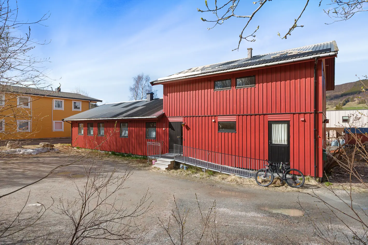 Kombinasjonseiendom i Blåbærhaugen med kontorer og 2-roms leilighet | Gode utleiemuligheter | Kun 3 km unna sentrum