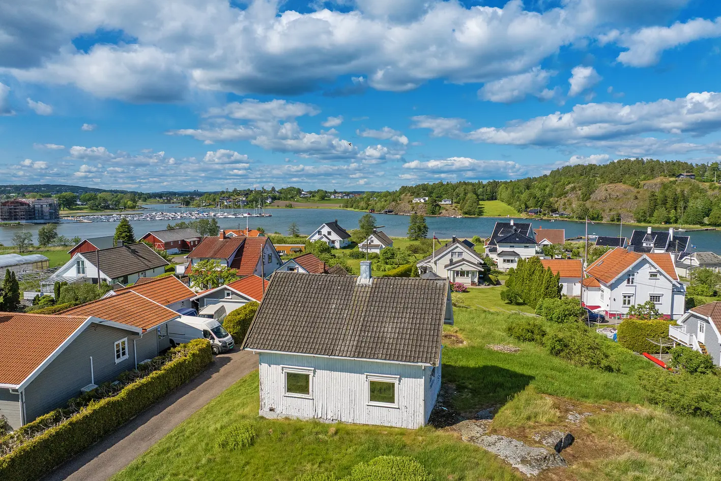 En helt fantastisk eiendom på 2,4 mål med sol for tidlig til den siste sol, flott sjøutsikt i meget barnevennlig område photo 2