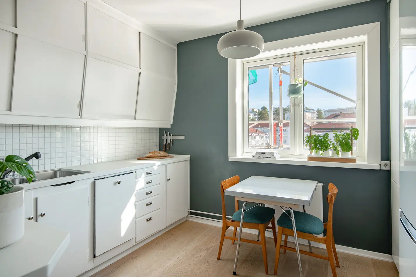 Toppleilighet | Noe oppgraderingsbehov | 9 kvm solrik balkong | Fyring & internett ink | Kort vei t-bane & marka photo 2
