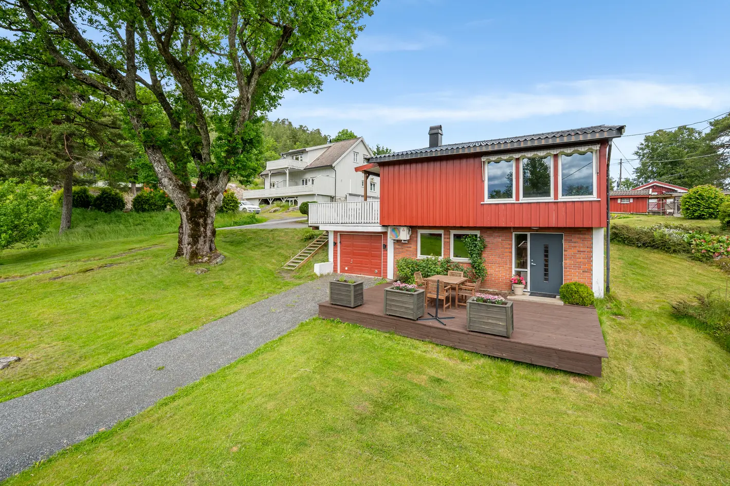 Landlig enebolig m/3 sov, 2 stuer og 1 848 kvm tomt – integrert garasje + garasje på egen tomt, nær elva i Froland photo 3