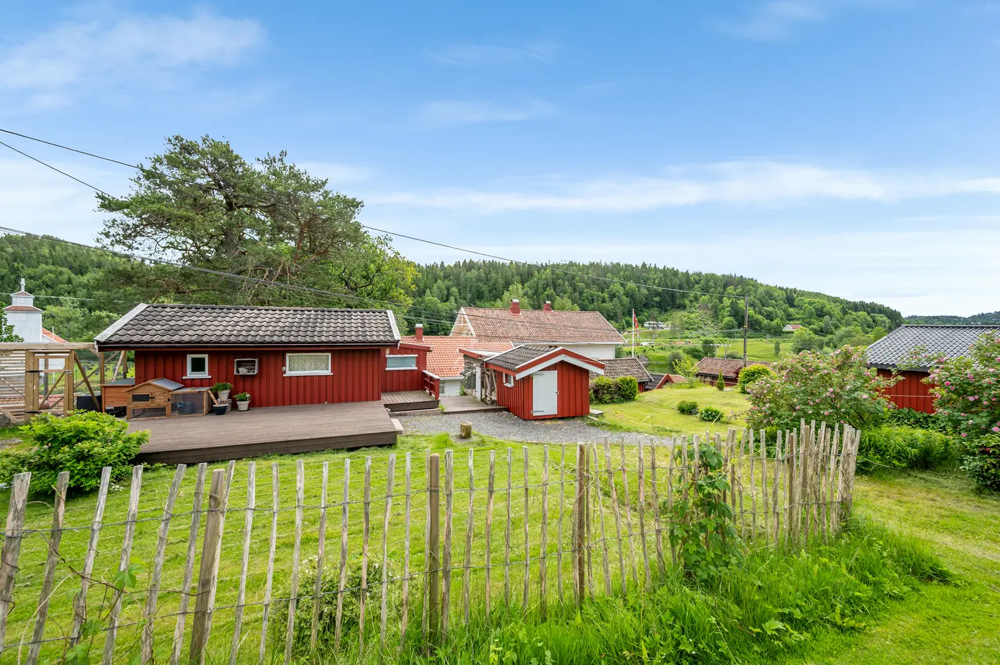 Landlig enebolig m/3 sov, 2 stuer og 1 848 kvm tomt – integrert garasje + garasje på egen tomt, nær elva i Froland photo 2