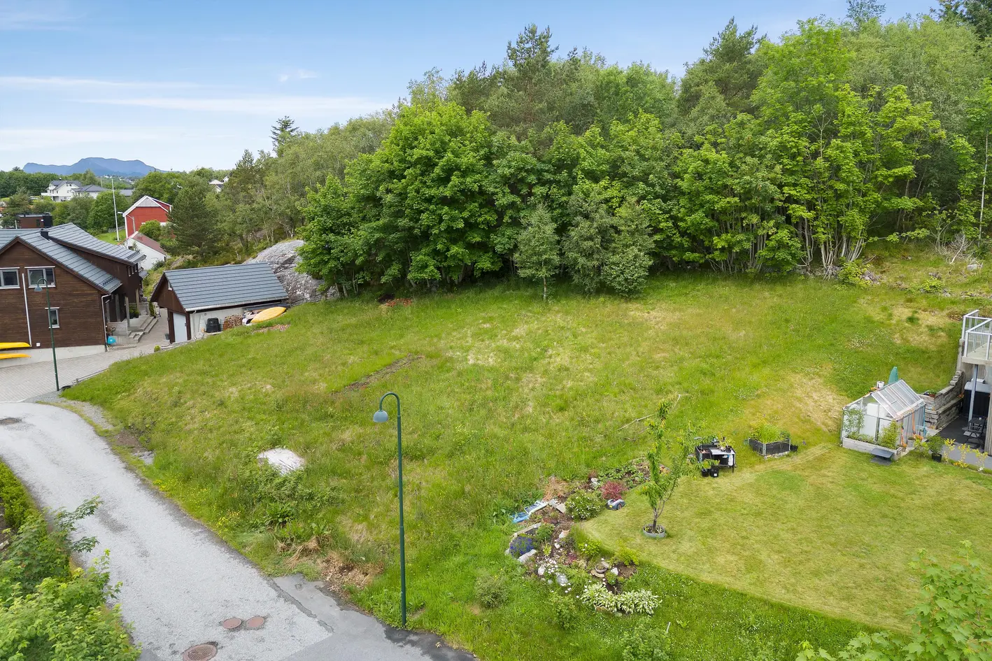 Flott sydvendt boligtomt med 20% BYA i populære og barnevennlige omgivelser.