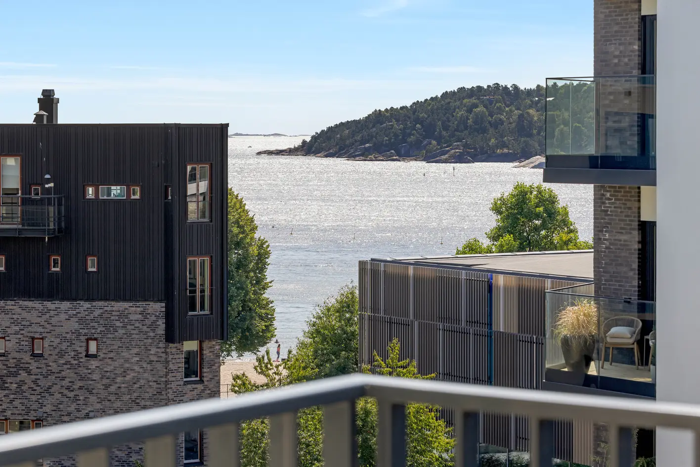 Strøken ubrukt toppleilighet med flott utsikt, to bad og romslig balkong! Heis. Mulighet for garasjeplass. Lave omk.
