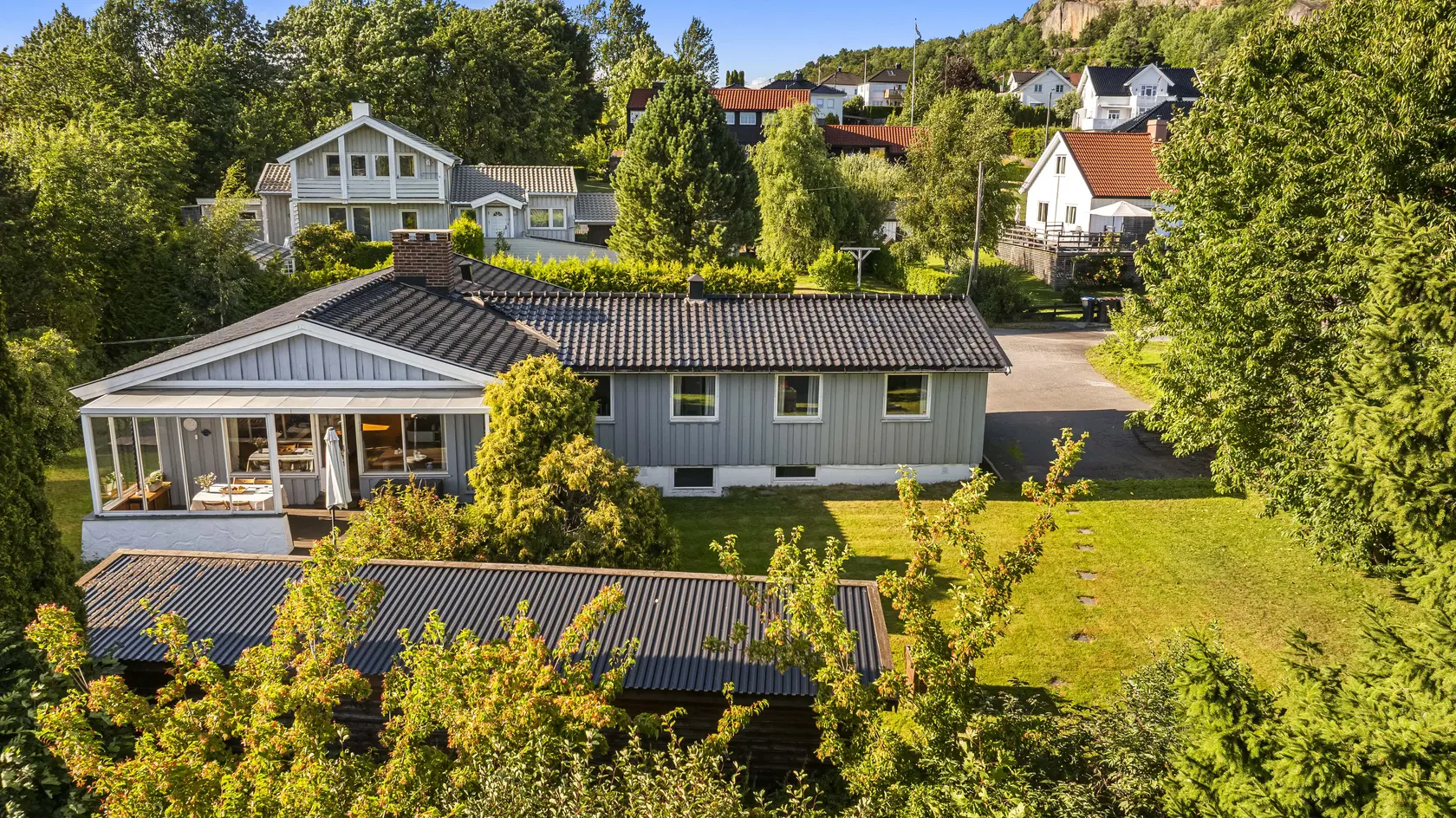 Innholdsrik og stor enebolig i sentrale omgivelser i blindvei - «alt» på ett plan - 3 bad og gjestetoalett - garasje