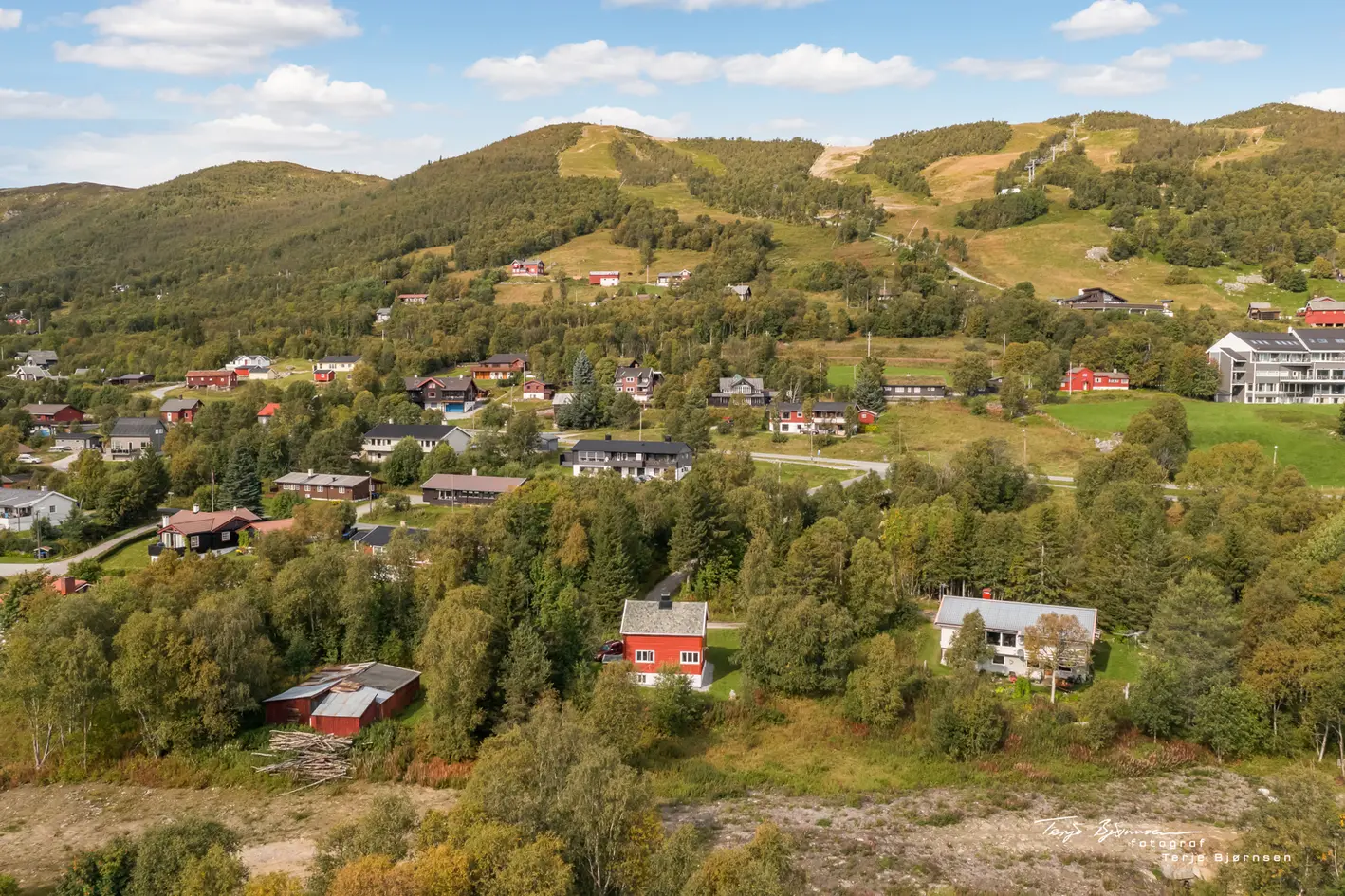 To eneboliger med tilhørende 11 tomter med flott beliggenhet nær Geilo sentrum - Fin utsikt og sol - Utleiemuligheter