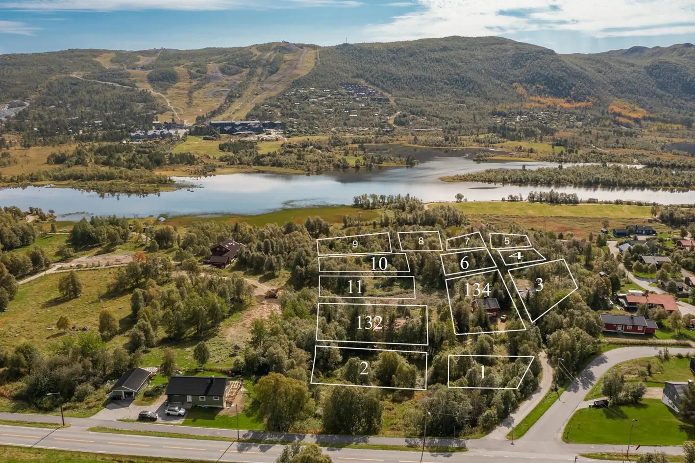 To eneboliger med tilhørende 11 tomter med flott beliggenhet nær Geilo sentrum - Fin utsikt og sol - Utleiemuligheter photo 3