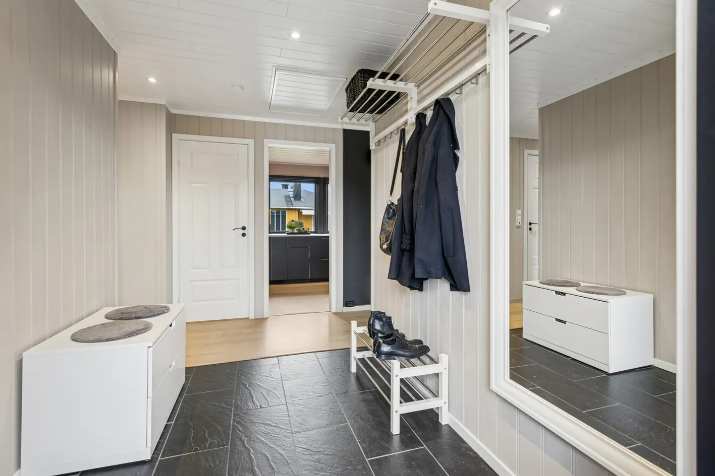 Modernisert og fin enebolig med barnevennlig beliggenhet. Stor dobbelgarasje og godt med bodplass. photo 3