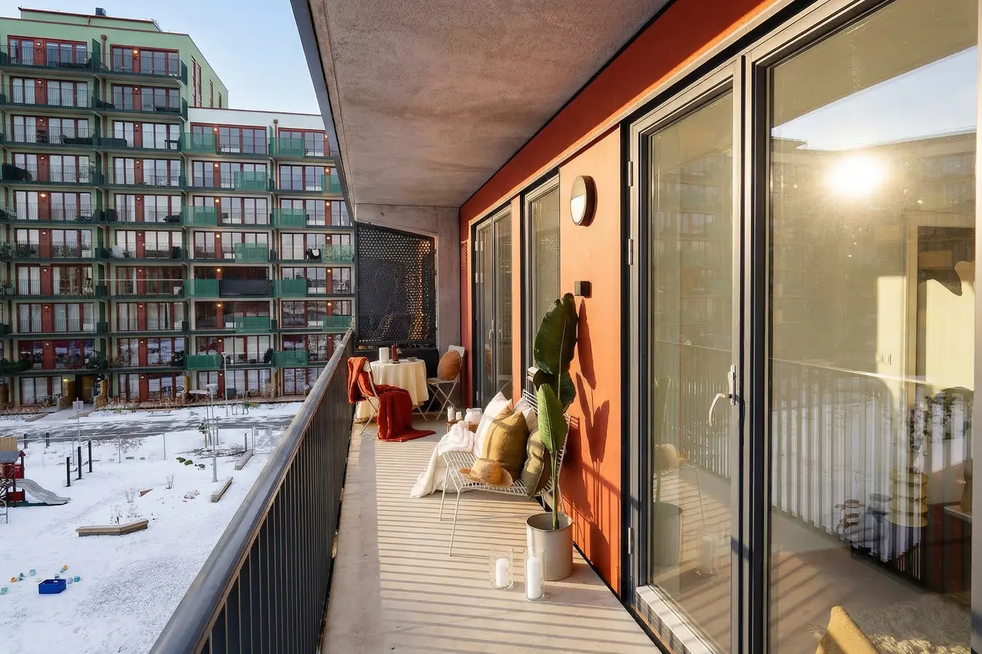 Ny og moderne 3-roms hjørneleilighet med stor balkong (11 kvm) og heis. Felles takterrasse. IN-ordning. *Garasjeplass photo 2
