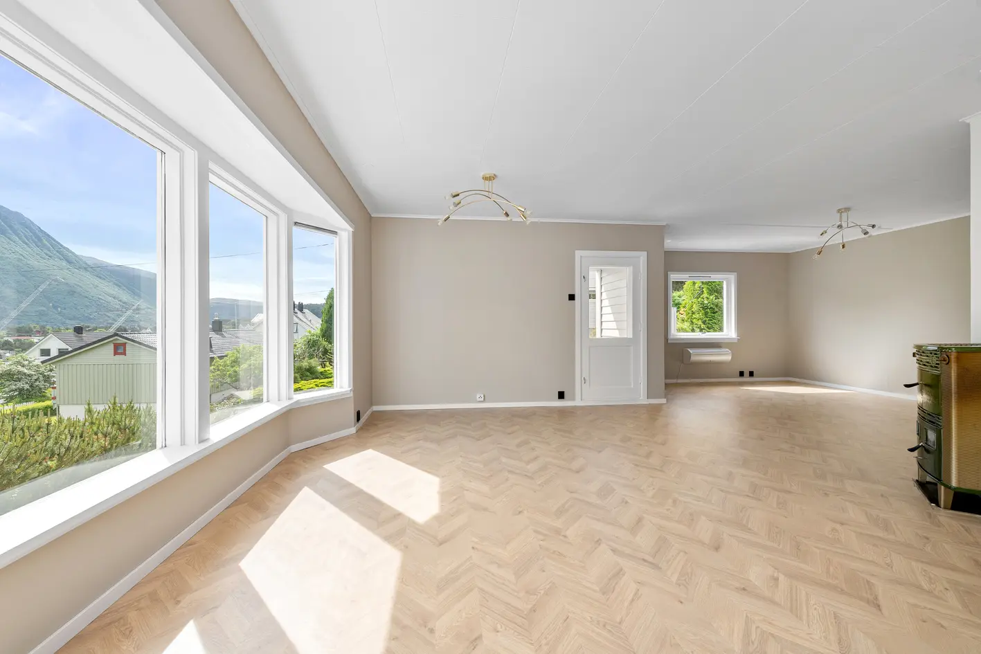 Sentrumsnær enebolig i Brattvåg | Modernisert og oppusset | Flott utsikt | Stort uthus/verksted og garasje photo 2