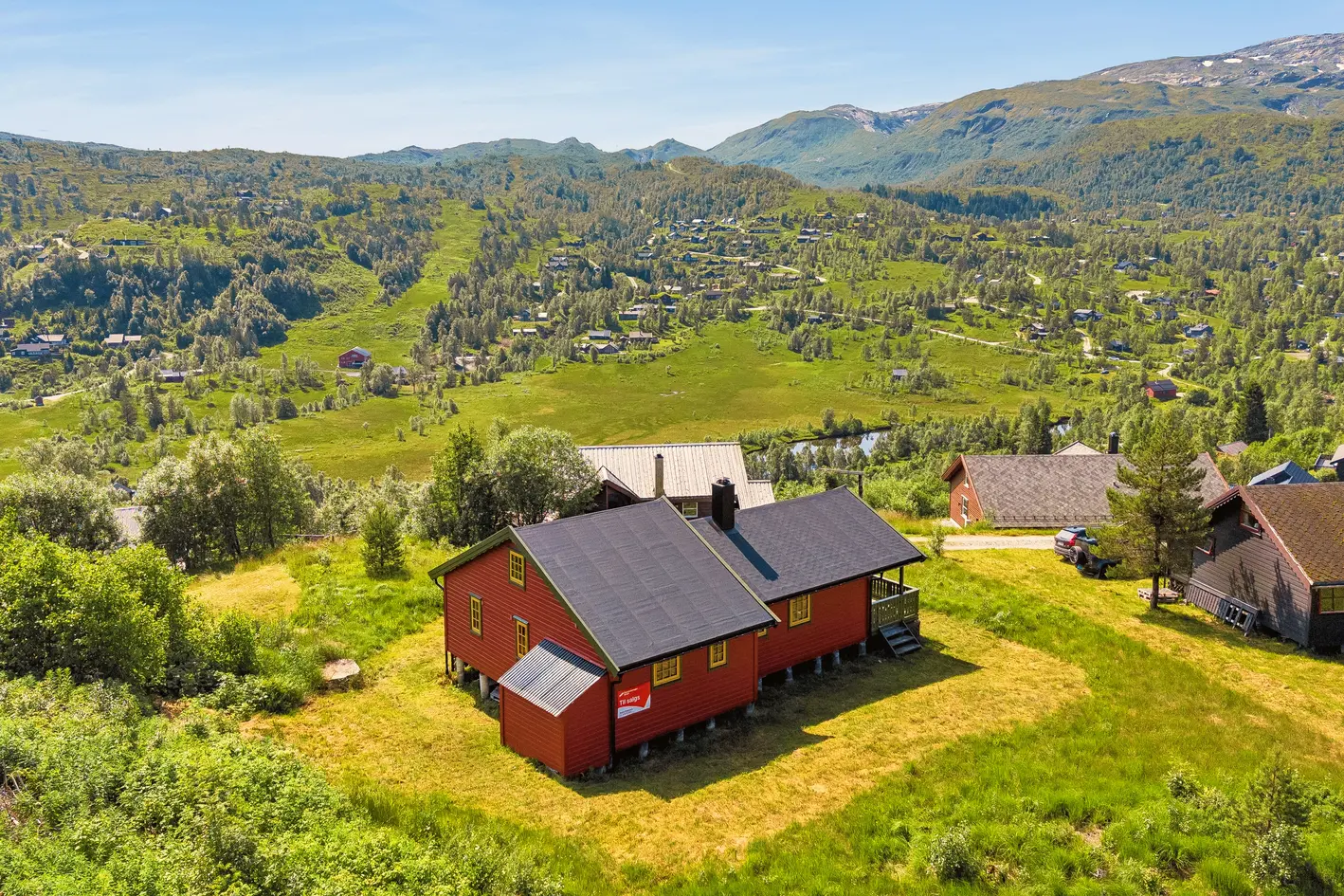 KVAMSKOGEN | Velholdt hytte på Kvamskogens solside - 3 soverom, vid utsikt og vinterbrøytet vei kun 70 m fra hytten!
