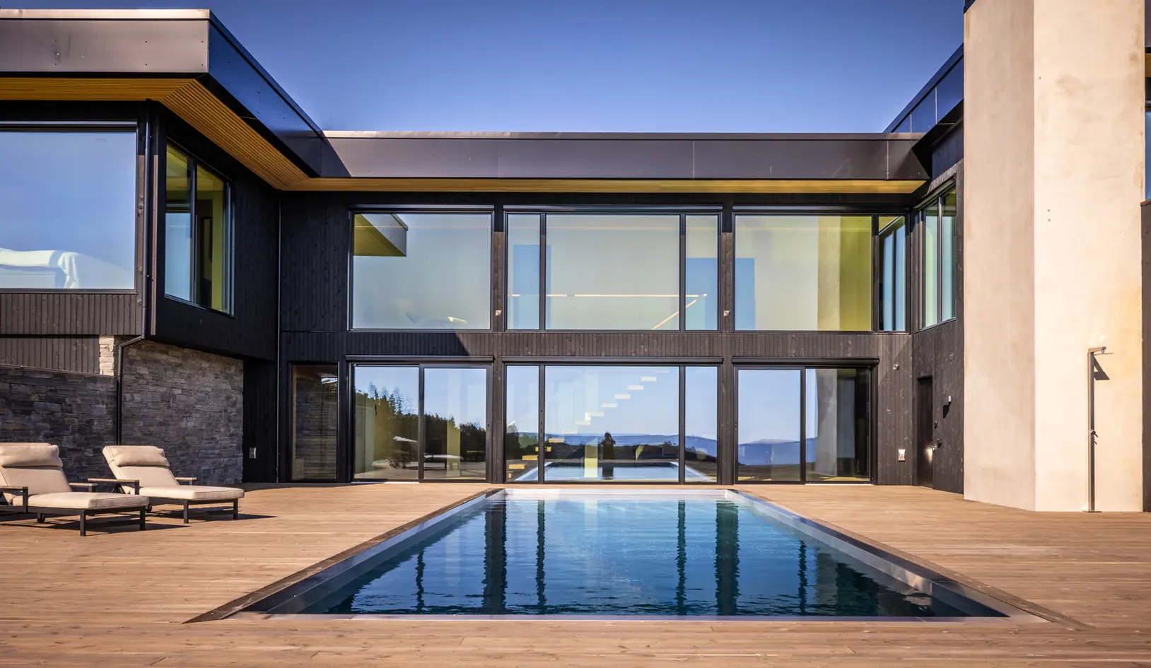 Eksklusiv arkitekttegnet villa på Milde med panoramautsikt | Strandlinje, brygge og basseng | Ca. 11 mål tomt photo 3