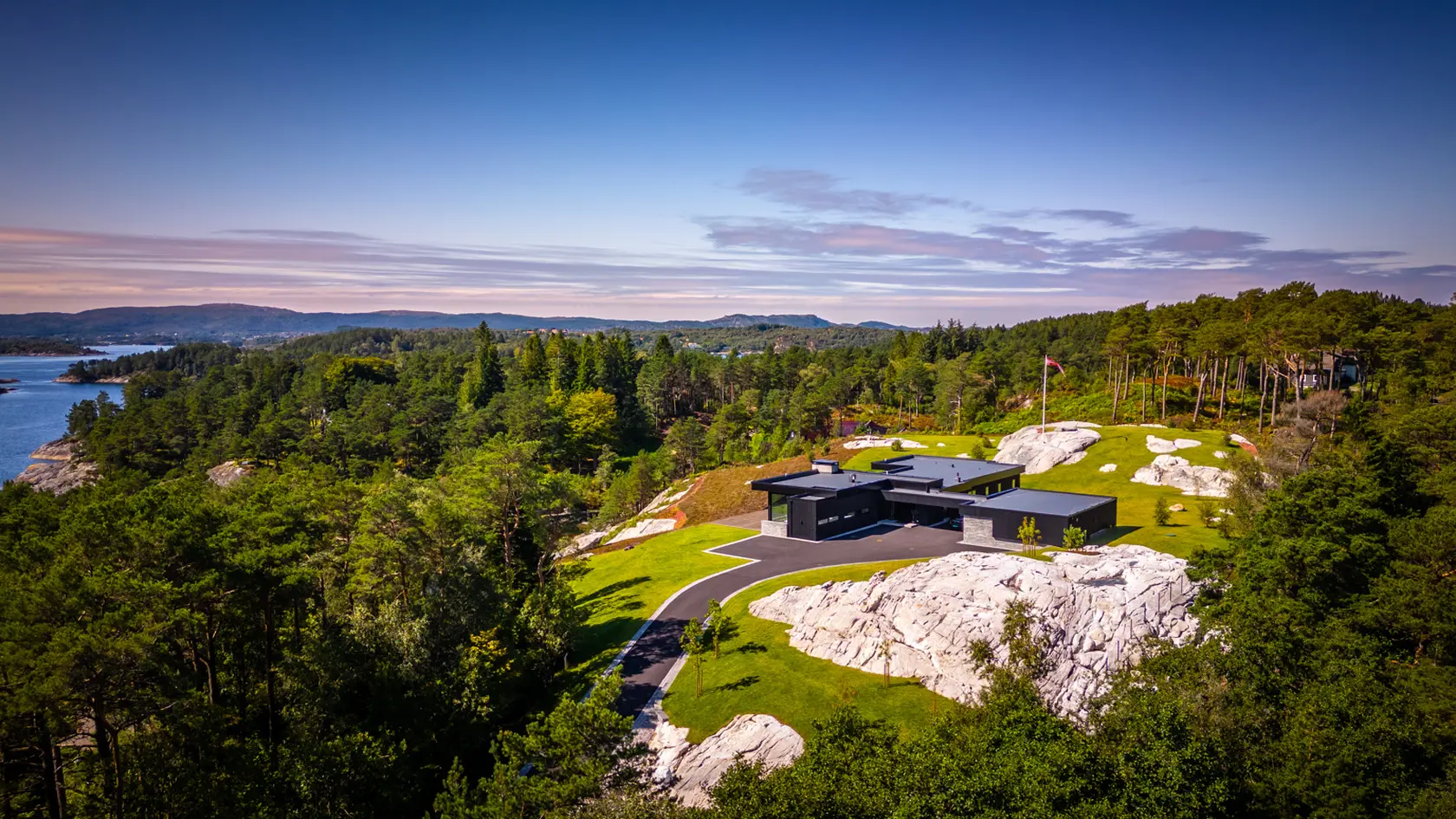 Eksklusiv arkitekttegnet villa på Milde med panoramautsikt | Strandlinje, brygge og basseng | Ca. 11 mål tomt photo 2