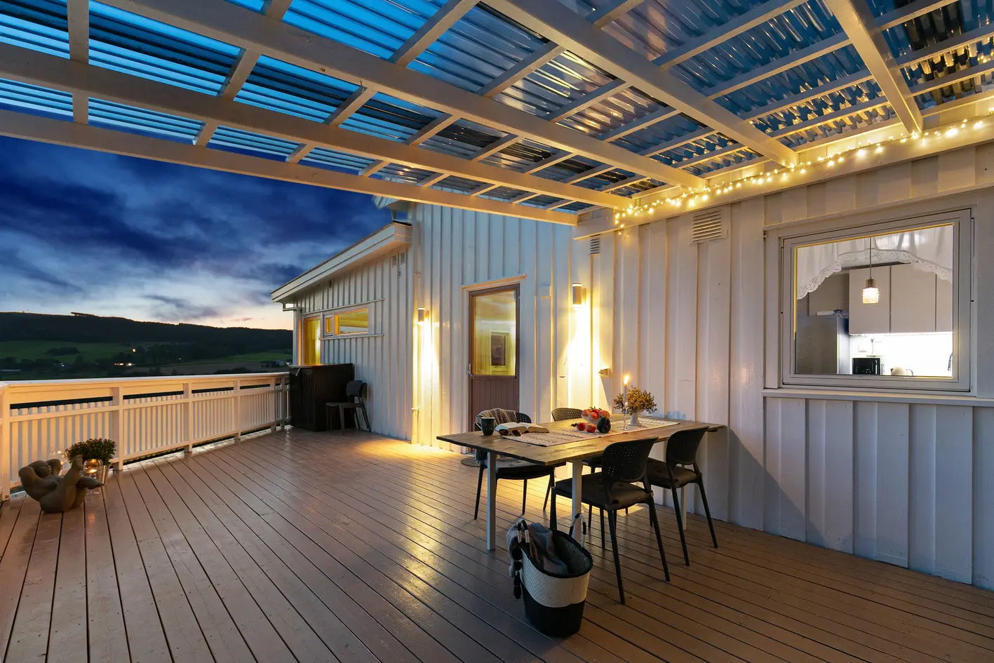 Innbydende enebolig med fantastiske sol- og utsiktsforhold. Stor tomt. Uthus.  photo 4