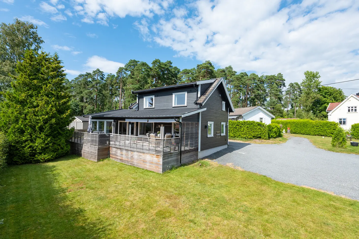 Fin, familievennlig enebolig m/tomt på 991m² - 2 bad, veranda på 47m² og hage - 10 min. til tog og 150m til butikk photo 4