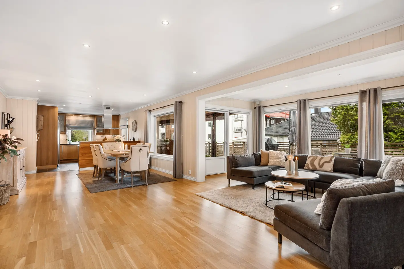 Fin, familievennlig enebolig m/tomt på 991m² - 2 bad, veranda på 47m² og hage - 10 min. til tog og 150m til butikk photo 2