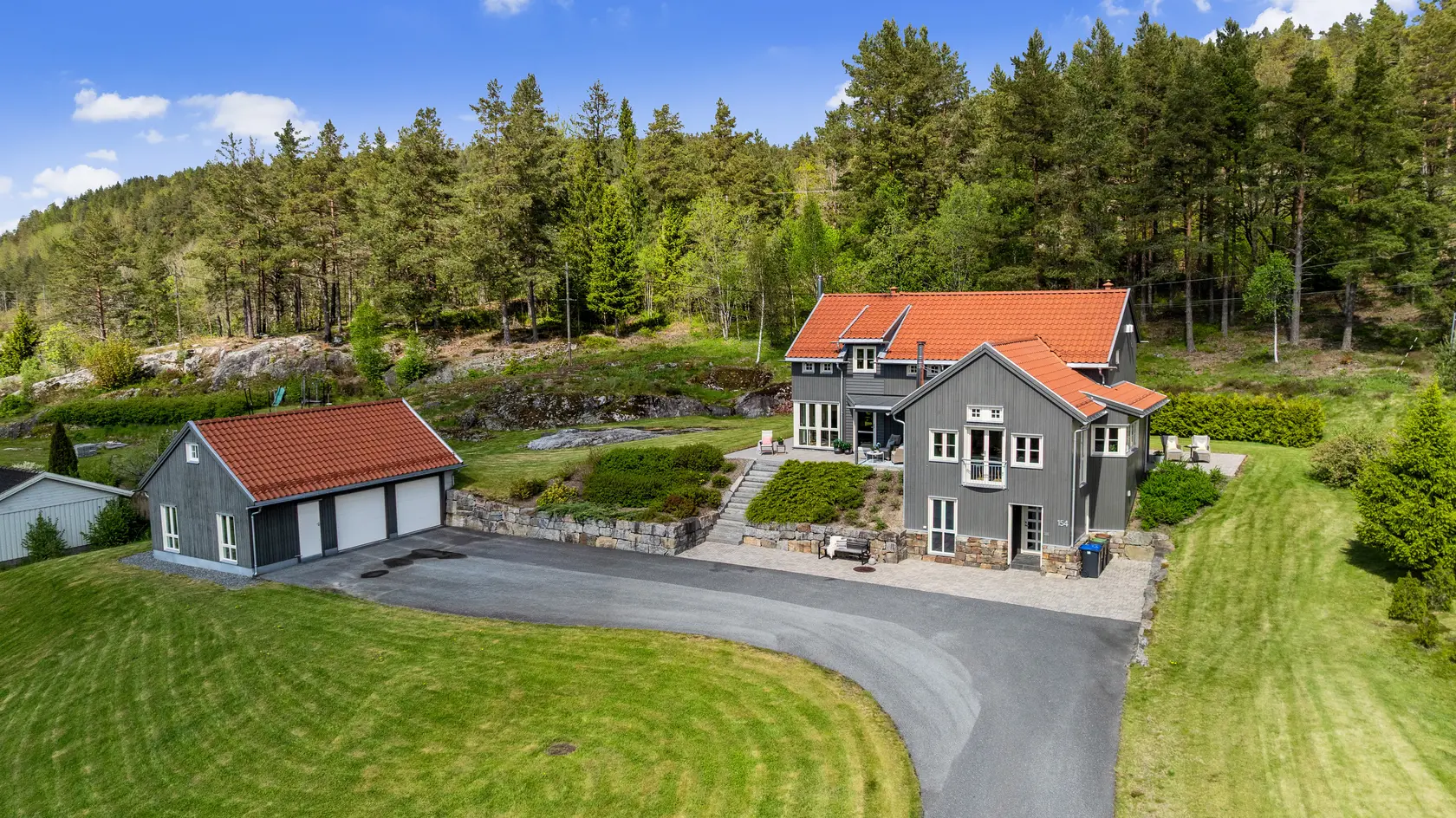 Arkitekttegnet og landlig enebolig fra 2009 - Høy standard - Stor dobbelgarasje - Solrikt - Vannbåren varme photo 2