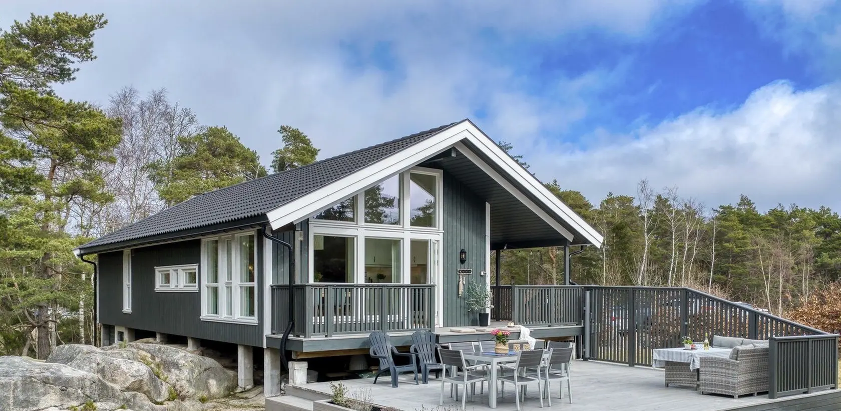 Nyere, innholdsrik hytte med parkeringsplass ved tomtegrensa, skjærhalden