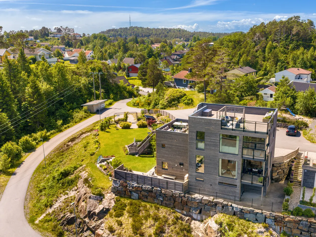 Tybakken/Tromøy - Rålekkert funkishus med solrik takterrasse og nydelig utsikt - Dobbel garasje - Båtplass - 4 soverom, færvik