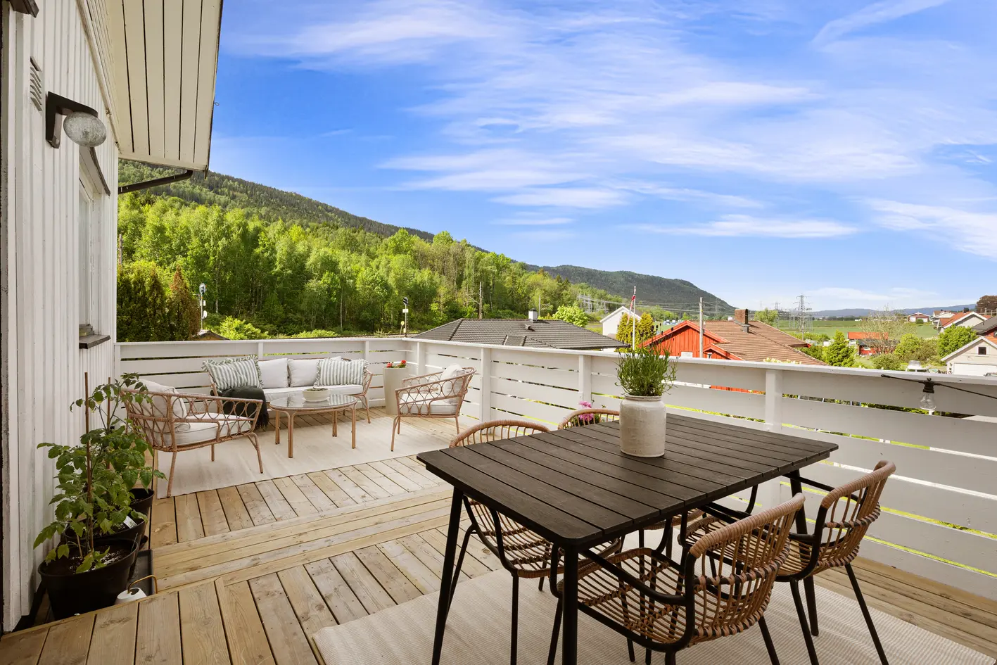 Lys og pen halvpart av tomannsbolig - Solrik terrasse og hage - Landlig beliggenhet - Utsikt mot elva - 2 sov - Garasje